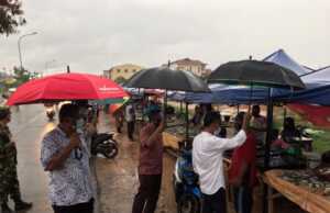 Cegah Corona, Pedagang dan Pembeli di Pasar Bengkong Batam Mulai Diberi Jarak Pasar Bengkong Laut