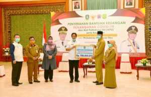 Isdianto Serahkan Bantuan Penanganan Covid-19