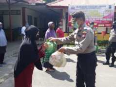 Polsek Batuaji Edukasi Warga Soal Covid-19 Sambil Bagi Sembako Polsek Batuaji