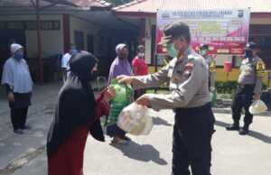 Polsek Batuaji Edukasi Warga Soal Covid-19 Sambil Bagi Sembako Polsek Batuaji