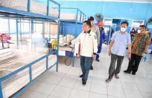 Sekda Kepri Semprot Disinfektan di Penampungan WNI Zona Covid-19 Kepri