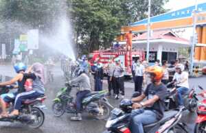 Cegah Covid-19, Damkar Semprot Disinfektan di Jalan Protokol dan Fasilitas Umum Cegah Covid-19, Damkar Semprot Disinfektan di Jalan Protokol dan Fasilitas Umum