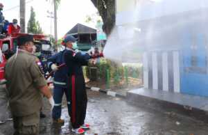 Cegah Virus Corona di Tanjungpinang, Walikota Ikut Semprot Disinfektan Cegah Virus Corona di Tanjungpinang, Walikota Ikut Semprot Disinfektan