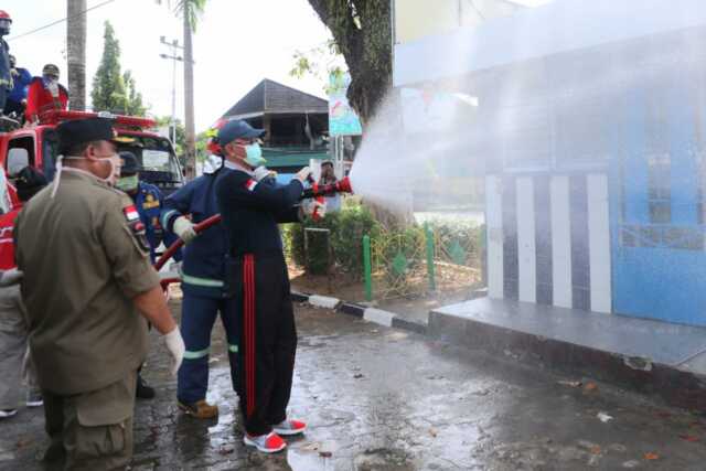 Cegah Virus Corona di Tanjungpinang, Walikota Ikut Semprot Disinfektan Cegah Virus Corona di Tanjungpinang, Walikota Ikut Semprot Disinfektan