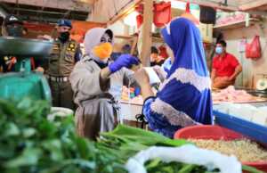 Jelang Idul Fitri, Plt Wali Kota Sidak Pasar Baru Tanjungpinang Plt Wali Kota Tanjungpinang mengecek harga barang di pasar menjelang Hari Raya