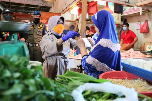 Plt Wali Kota Tanjungpinang mengecek harga barang di pasar menjelang Hari Raya Plt Wali Kota Tanjungpinang mengecek harga barang di pasar menjelang Hari Raya