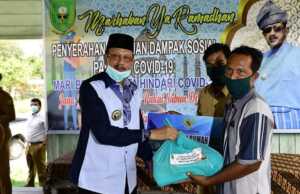 Bupati Natuna Serahkan Paket Sembako di Bunguran Selatan Bupati Natuna