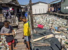 Foto-Foto: Sampah-Sampah Plastik Kita Bermain di pelantar