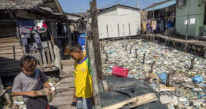 Foto-Foto: Sampah-Sampah Plastik Kita Bermain di pelantar