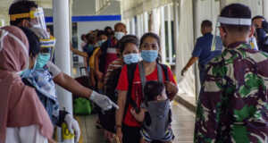 Foto: 293 TKI Dipulangkan dari Malaysia, Dikarantina di Batam TKI Malaysia