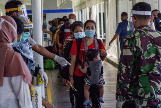Foto: 293 TKI Dipulangkan dari Malaysia, Dikarantina di Batam TKI Malaysia