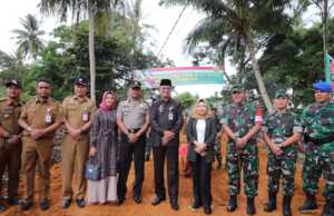 Syahrul Himbau Masyarakat Dompak bersama-sama mendukung kegiatan TMMD Walikota Tanjungpinang H. Syahrul, meninjau lokasi kegiatan TMMD