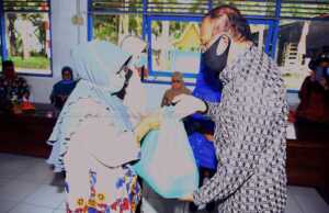 Bupati Natuna Serahkan Paket Sembako untuk Warga di Midai Bupati Natuna