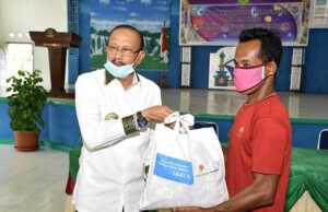 Bupati Natuna Serahkan Bantuan Sembako di Pulau Laut Bupati Natuna