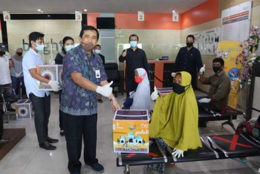 PLN Batam Bagi-Bagi 2.939 Paket Sembako untuk Warga dan Panti Asuhan PLN Btaam