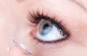 Merias Mata bagi Pengguna lensa kontak