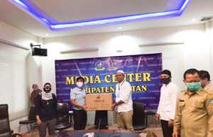 PT MIPI Sumbang 40.000 Masker ke Gugus Covid Bintan PT MIPI Sumbang 40.000 Masker ke Gugus Covid Bintan