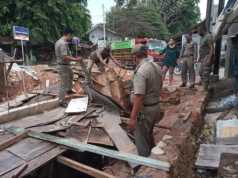 Satpol PP Batam Bongkar Bangunan di Pasar Cik Puan Bangunan di Atas Drainase
