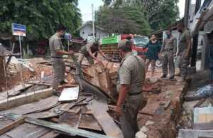 Satpol PP Batam Bongkar Bangunan di Pasar Cik Puan Bangunan di Atas Drainase