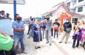 Rahma Tinjau Penerima Bansos Dampak Covid-19 yang Belum Terdata Rahma Tinjau Penerima Bansos Dampak Covid-19 yang Belum Terdata