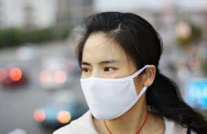 5 Tips Aman dan Nyaman Gunakan Masker di Cuaca Panas