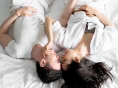 8 Cara Romantis Membangunkan Pasangan di Pagi Hari Membangunkan pasangan dengan romantis