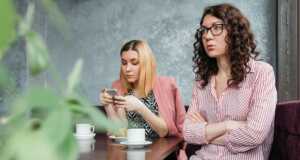 4 Zodiak Ini Terlihat Ramah di Awal, Padahal Aslinya Jutek Zodiak yang aslinya jutek