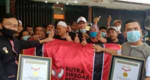 Putra Siregar Raih Penghargaan MURI Sembelih Hewan Kurban Terbanyak MURI