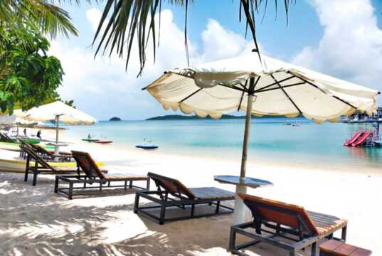 Menikmati Keindahan Laut sembari Bermain Watersport di Pulau Pengalap Pulau Pengalap