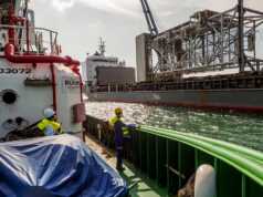 FOTO: Pelindo I Terapkan Protokol Kesehatan di Pelabuhan Batuampar Batam melakukan pengecekan kapal yang dipandu dikawasan Pelabuhan Batuampar