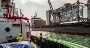 FOTO: Pelindo I Terapkan Protokol Kesehatan di Pelabuhan Batuampar Batam melakukan pengecekan kapal yang dipandu dikawasan Pelabuhan Batuampar