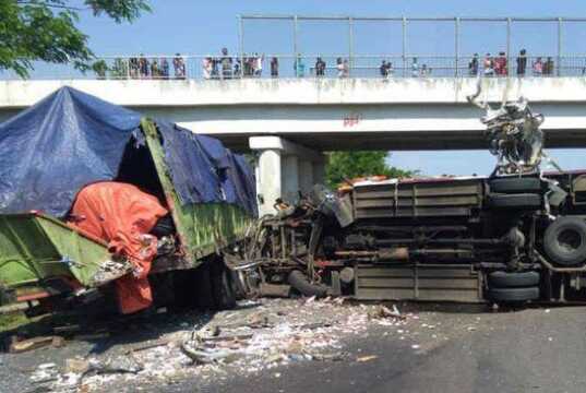 Tabrakan Beruntun di Tol Cipali: 4 Orang Meninggal, 11 Terluka Tabrakan Tol Cipali