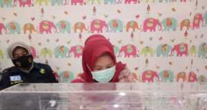 Marlin Jenguk Bayi Perempuan yang Dibuang di Nongsa marlin jenguk