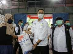 Mensos Juliari Salurkan Bansos Rp9 Miliar di Natuna Suap Bansos Corona