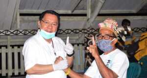 Martin Labo-Datu Nasir Bercita-Cita Sejahterakan Kehidupan Petani Malinau Calon Bupati Malinau Martin Labo foto bersama dengan salah satu pendukung