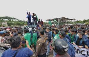 Demo Tolak Omnibus Law di Batam: 2 Mahasiswa Diamankan, Polisi Jatuh, dan Nuryanto Diminta Turun Demo Omnibus Law Batam