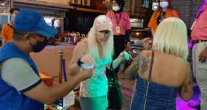 Disbudpar Bagikan Masker Gatis ke Kampung Bule Kampung Bule