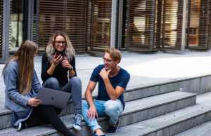 Ini Dia Zodiak yang Pandai Bergaul, Bikin Suasana Jadi Seru