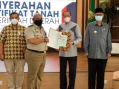 Bupati Natuna Hadiri Penyerahan Sertifikat Tanah Pemda di Batam Bupati Natuna