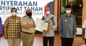 Bupati Natuna Hadiri Penyerahan Sertifikat Tanah Pemda di Batam Bupati Natuna