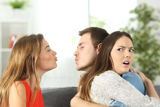 7 Penyebab Selingkuh, Waspadai Medsos dan Perjalanan Dinas Selingkuh