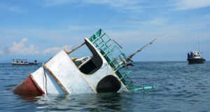 Butuh Waktu 3 Minggu,42 Bangkai Mobil dan Kapal Kargo Raksasa Berhasil Diangkut Dari Laut Kapal Penangkap Ikan