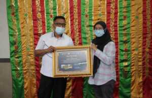 Jurnalis Barakata.id Asrul Rahamwati menerima sertifikat lomba dari Kepala Disbudpar Batam