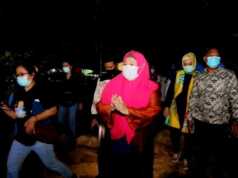 Malam dan Hujan Tak Surutkan Cinta Marlin Sapa Warga di Ujung Batam Marlin