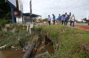 Duh, Tumpukan Sampah Bikin Banjir Simpang Kabil Banjir Simpang Kabil