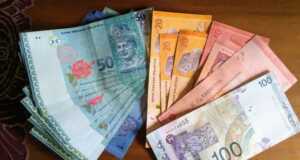 Simpan Uang Rp1 Miliar Dalam Kotak Biskuit, Hancur Dimakan Hama