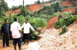 Amsakar Tinjau Bencana di Nongsa dan Salurkan Bantuan Bencana di Nongsa