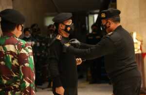 Kapolri Dianugerahi Wing Kehormatan Penerbang dan Brevet Kapal Selam Hiu Kencana