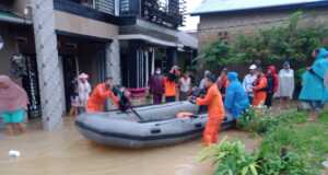 Tim Rescue Basarnas Tanjungpinang Evakuasi Korban Banjir dan Tanah Longsor