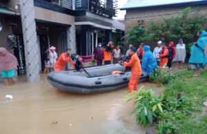 Tim Rescue Basarnas Tanjungpinang Evakuasi Korban Banjir dan Tanah Longsor